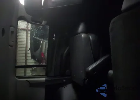 2018 Chevrolet Suburban Premier z USA, uszkodzony, nr VIN 1GNSCJKC8JR125331